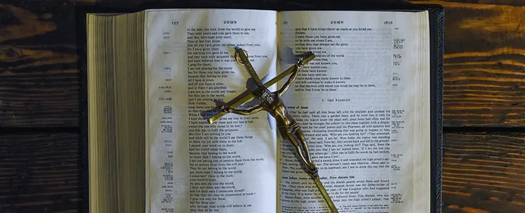 旧約聖書と新約聖書の違いとは?言語や神の違い